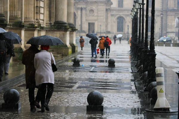 París Francia Enero 2021 Clima Lluvioso Ciudad Gente Bajo Lluvia — Foto de Stock