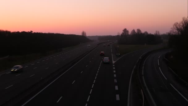 Timelapse Samochodów Autostradzie Wschodzie Słońca Ruch Przyspieszonych Pojazdów Drodze Widziany — Wideo stockowe