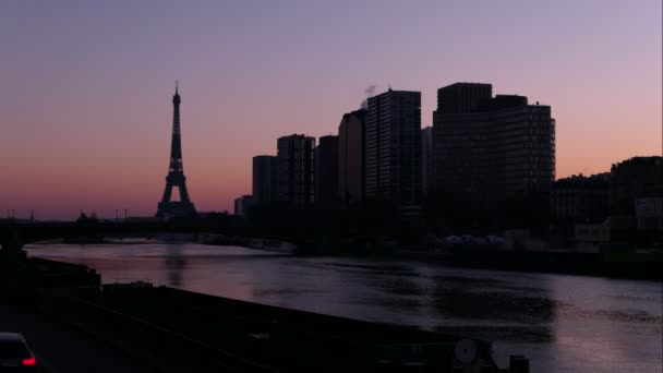 フランス 3月7日 2021年 日の出時に街で時間の経過 セーヌ川の波打ち際をご覧ください エッフェル塔を背景に ボーグレネル地区の近代的な建物 — ストック動画