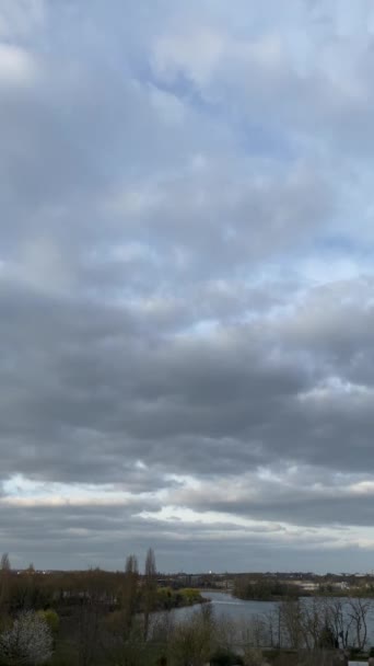 雲の時間経過 春には湖の上に積乱雲の通路 前景の植生と木 垂直形式のビデオ — ストック動画