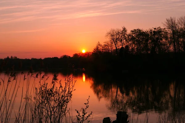 Nascer Sol Laranja Pôr Sol Sobre Lago Cena Rural Com — Fotografia de Stock