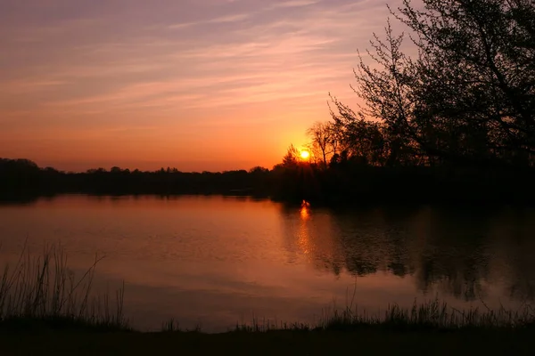 Orangefarbener Sonnenuntergang Oder Sonnenaufgang Über Dem Wasser Ländlicher Umgebung Blick — Stockfoto