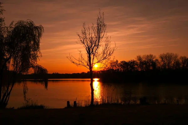 Pôr Sol Laranja Nascer Sol Sobre Água Cena Rural Vista — Fotografia de Stock