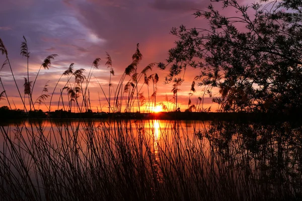 Erstaunliche Landschaft Mit Dramatischem Himmel Über Dem Wasser Sonnenaufgang Oder — Stockfoto