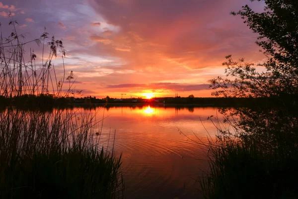 Erstaunliche Landschaft Mit Dramatischem Himmel Über Dem Wasser Sonnenaufgang Oder — Stockfoto