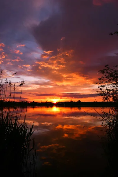 Erstaunliche Landschaft Mit Dramatischem Himmel Über Dem Wasser Sonnenaufgang Oder — Stockfoto