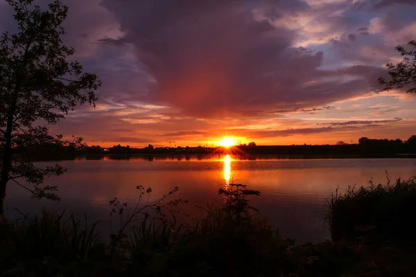 Erstaunliche Landschaft Mit Dramatischem Himmel Über Dem Wasser Sonnenaufgang Oder — Stockfoto