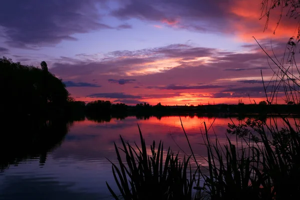 Erstaunliche Landschaft Mit Dramatischem Himmel Über Dem Wasser Sonnenaufgang Oder — Stockfoto