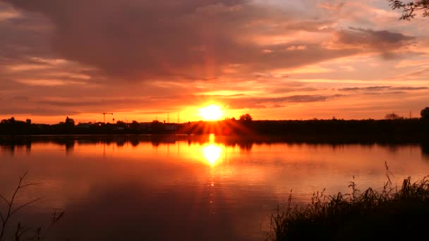 Erstaunliche Landschaft Mit Dramatischem Himmel Über Dem Wasser Sonnenaufgang Oder — Stockvideo