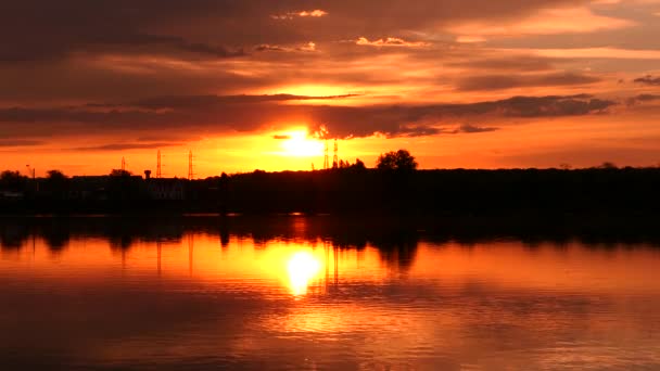 水の上に劇的な空と美しい風景 湖の前の農村部のシーンで日の出や日没 水の上の波紋 — ストック動画