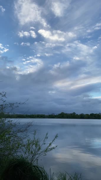 Reflektion Himlen Vattnet Landsbygdsscen Med Vackra Moln Och Vegetation Landskap — Stockvideo