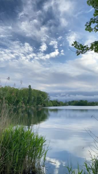 水の中の空の反射 美しい雲や植生と農村部のシーン 夏や春の日の風景 緑豊かな植生 — ストック動画