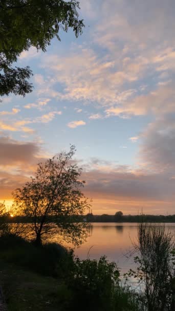 Fantastiskt Landskap Med Dramatisk Himmel Över Vattnet Soluppgång Eller Solnedgång — Stockvideo