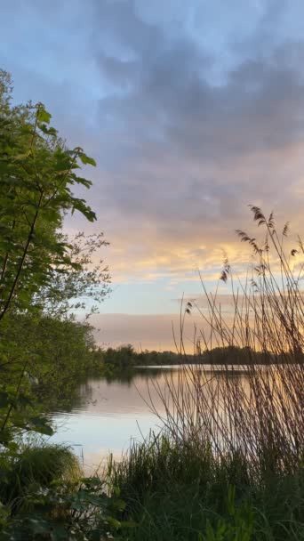 Fantastiskt Landskap Med Dramatisk Himmel Över Vattnet Soluppgång Eller Solnedgång — Stockvideo