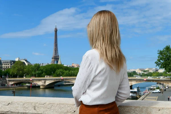 Portrait Pretty Blonde Woman Town Water Standing Beautiful Historic Bridge — Stock Fotó