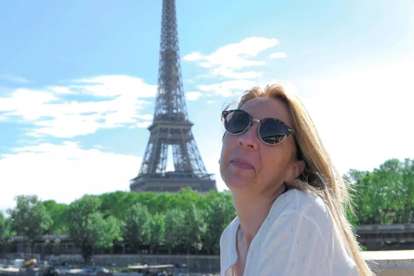 Egy Mosolygó Napszemüveges Szőke Portréja Eiffel Torony Szándékosan Elmosódott Háttérben — Stock Fotó