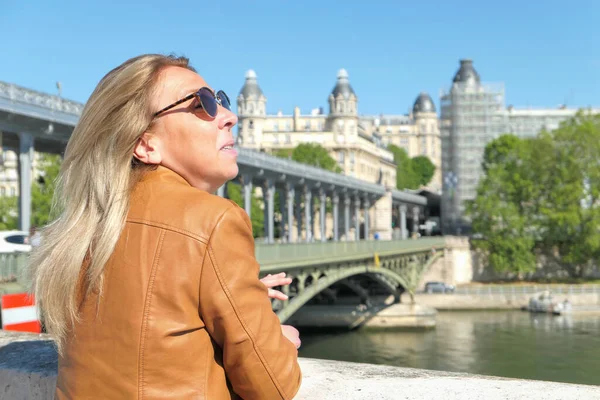 Profilkép Egy Szőke Nőről Párizs Városában Bir Hakeim Híd Történelmi — Stock Fotó