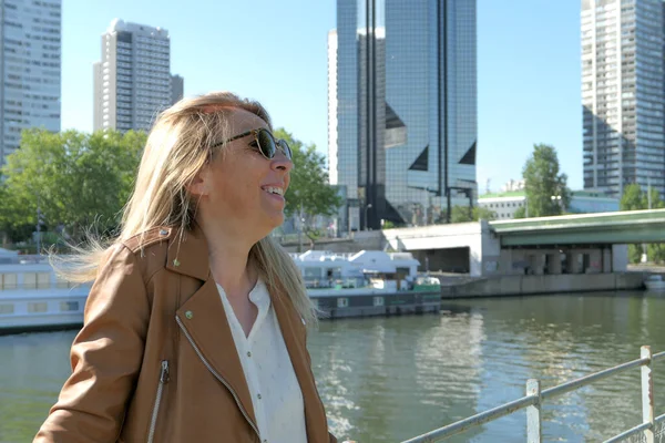 Portrait Beautiful Blonde Woman Sunglasses Town Water Edge Modern Building — Zdjęcie stockowe