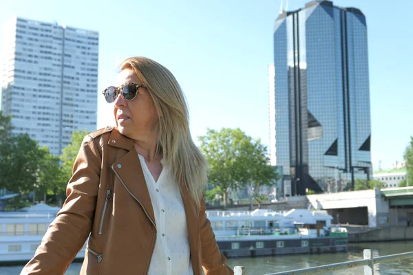 Portrait Beautiful Blonde Woman Sunglasses Town Water Edge Modern Building — Stock Fotó