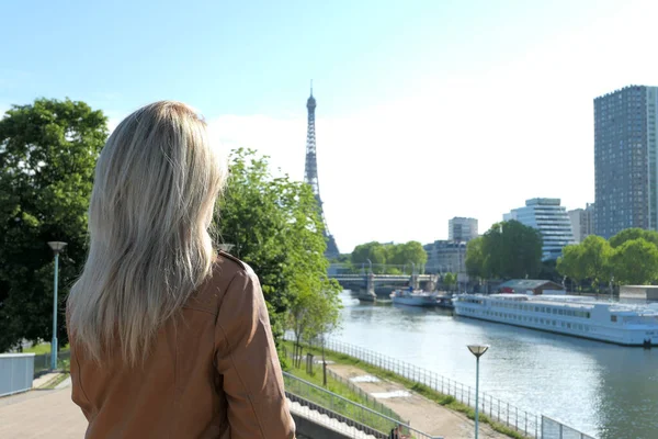 Szőke Hátulról Egy Hídon Aki Önként Elmosódik Szajnán Eiffel Toronyon — Stock Fotó