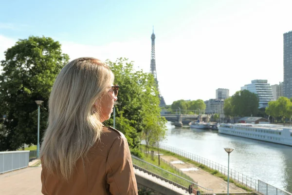 Szőke Hátulról Egy Hídon Aki Önként Elmosódik Szajnán Eiffel Toronyon — Stock Fotó