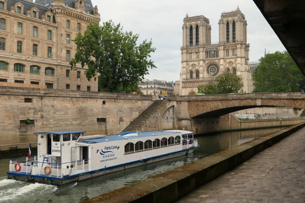 Paris Frankreich Juni 2021 Touristisches Boot Mit Touristen Und Kathedrale — Stockfoto