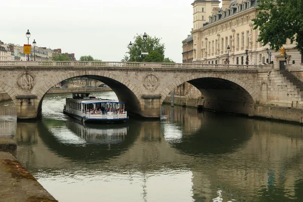 Paris Frankreich Juni 2021 Touristisches Boot Mit Saint Michel Brücke — Stockfoto