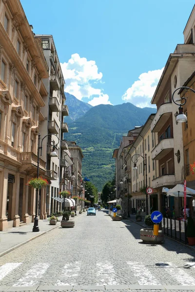 オースタ イタリアだ 19歳 2021年 伝統的なイタリア建築の建物と観光都市の中心部 お店のある狭い通り — ストック写真