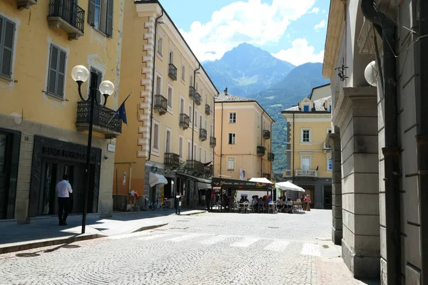 Aosta 意大利 2021年 有意大利传统建筑的旅游市中心 夏天在一个城镇广场的一个餐馆的露台 背景中的山 — 图库照片