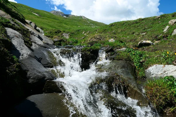 Vista Del Agua Una Cascada Que Fluye Entre Las Rocas —  Fotos de Stock
