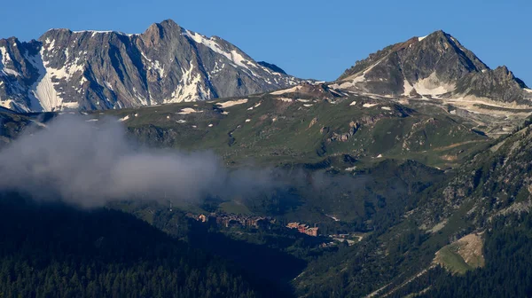 Dağ Manzarası Bulutlar Sis Ile Kaplı Karla Kaplı Kayalık Zirve — Stok fotoğraf