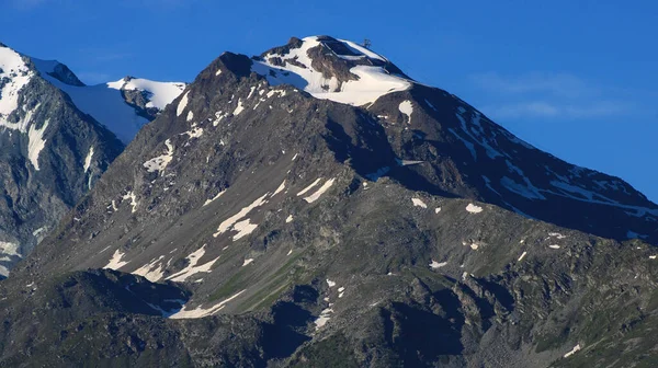 Pico Rocoso Nevado Vista Una Cordillera Verano Invierno Con Nieve —  Fotos de Stock