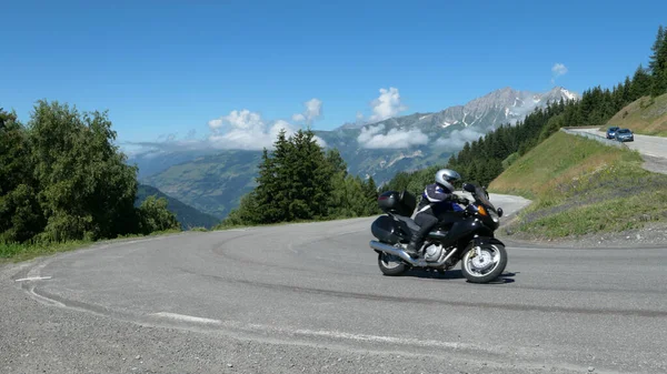Rosiere Frankreich Juli 2021 Kurvenreiche Bergstraße Mit Einem Motorrad Das lizenzfreie Stockfotos