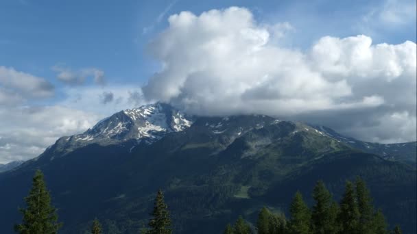 Lapso Tiempo Una Formación Nubes Cubierta Nieve Cima Montaña Parte — Vídeos de Stock