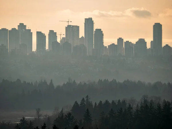 Metrotown cItyscape w mglisty zimowy dzień w Vancouver — Zdjęcie stockowe