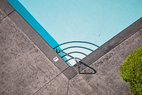 Sarok smaragd medence léptekkel vezet a mélyebb víz — Stock Fotó