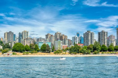 Bulutlu gökyüzü arkaplanı ile Vancouver şehir merkezinde görünüm