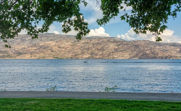 Översikt över Okanagan sjö med båt och vattenskidåkare på vattnet — Stockfoto