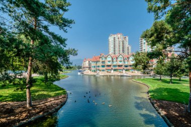 Vancouver, Kanada 'daki rıhtımdaki lüks konut binası