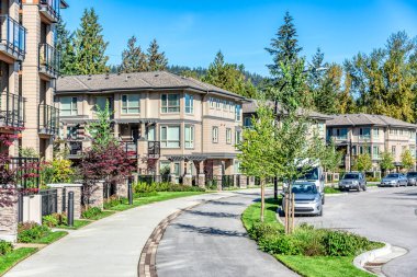 Güneşli bir günde konut binası boyunca uzanan patika