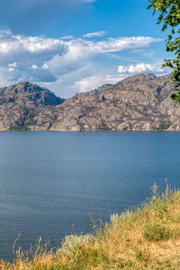 İngiliz Kolombiyası 'ndaki güzel göl manzarası ve kayalık dağlar.