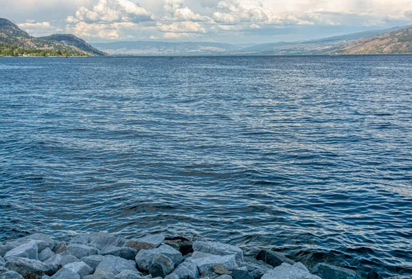 Panoramica del lago di Okanagan in una luminosa giornata estiva — Foto Stock