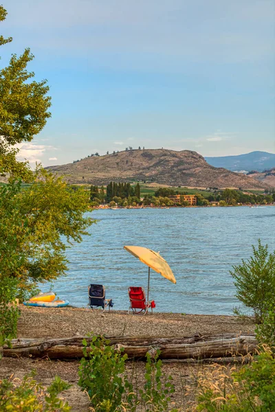 Tourist camp ground on the shore of the lake — Stock Photo, Image