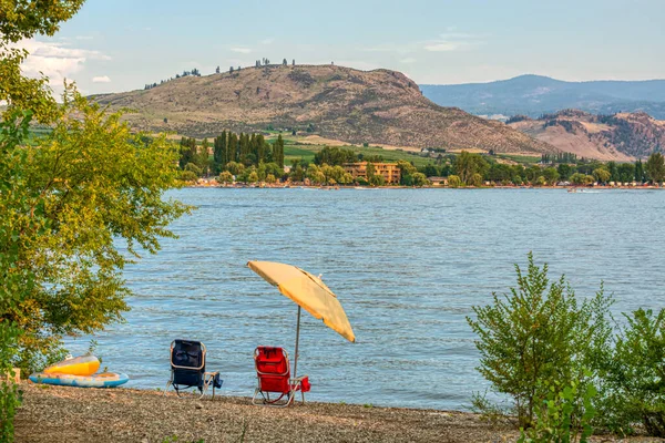 Pequeno acampamento turístico com uma visão geral do lago na noite quente de verão. — Fotografia de Stock