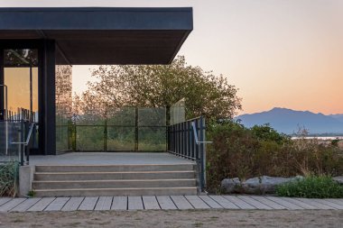 Salgın nedeniyle kapalı olan sokak kafesi ile yaz gecesi kumsalı