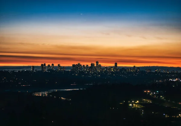 Ciudad de Metrotown en el fondo del cielo del atardecer en Vancouver, Columbia Británica — Foto de Stock