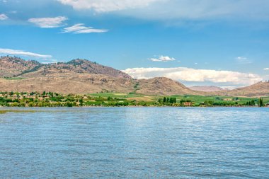Okanagan Vadisi 'nin Osoyoos Gölü üzerindeki güzel manzarası.