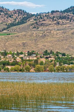 Osoyoos Gölü 'nde sıcak bir yaz akşamı.