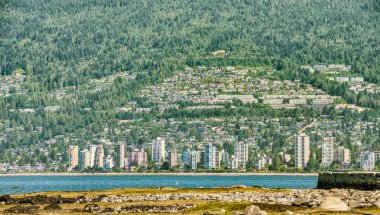 Burrard Körfezi 'nin yamacındaki Vancouver West' in görüntüsü