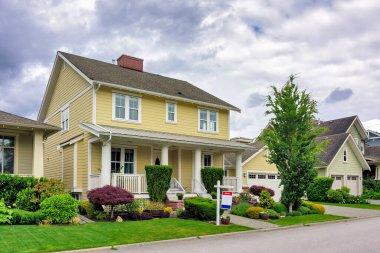 Mükemmel bir mahalle. Girişe asfalt yolu ile lüks konut evin güzel peyzajlı ön bahçesinde. Satılık lüks konut